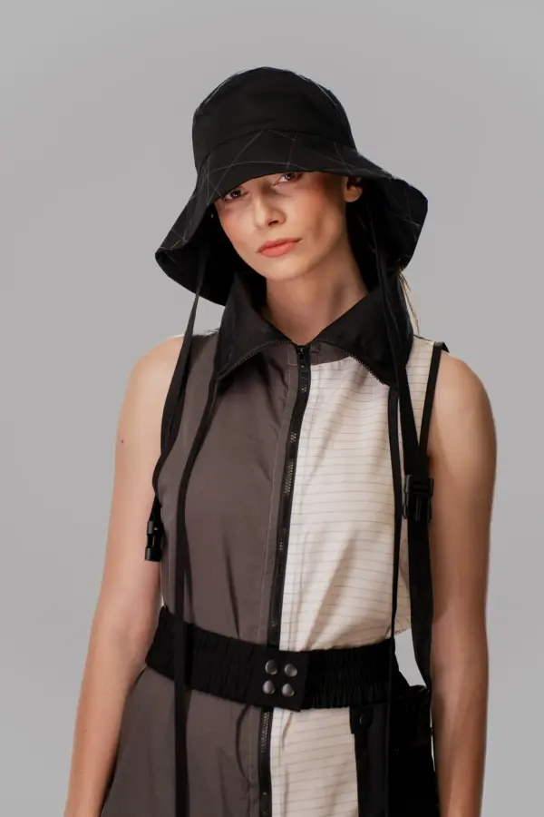 BLACK ASYMMETRIC BUCKET HAT